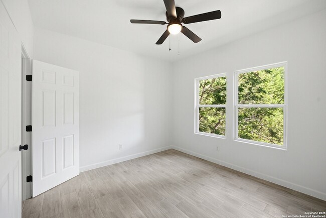 Building Photo - 207 Deer Oaks Dr