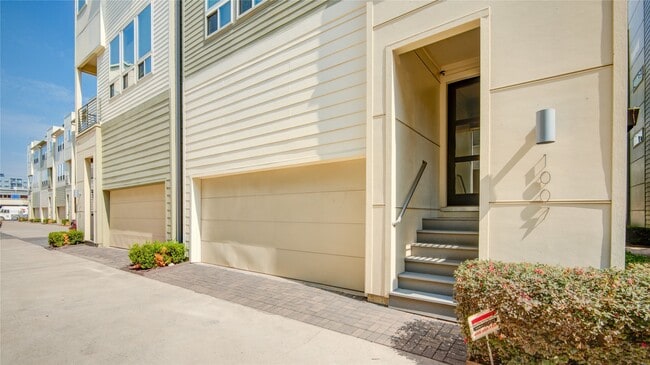 Building Photo - 1007 W 17th St