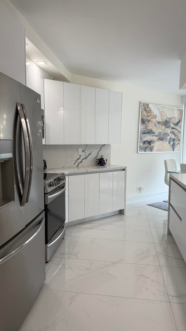 Building Photo - 16425 Collins Ave