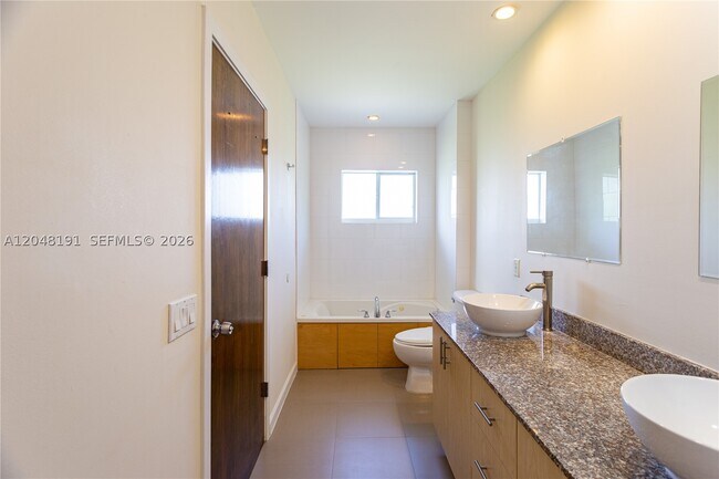 Building Photo - 2782 SW 33rd Ave