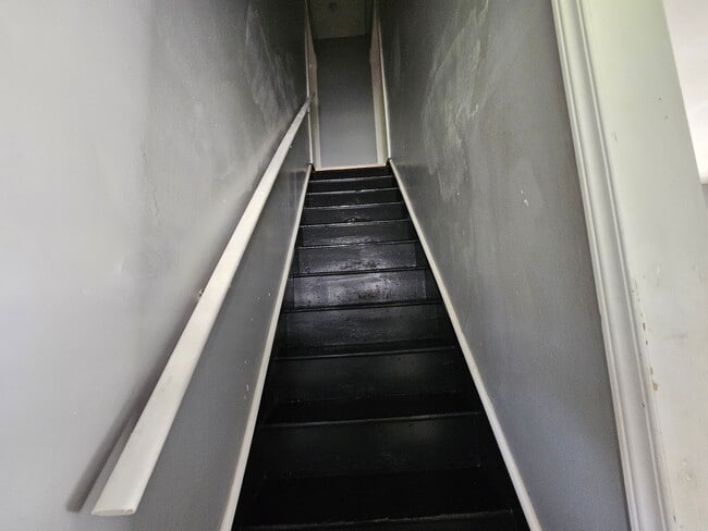 Building Photo - Spacious 3 bedroom 1 bath house for rent i...