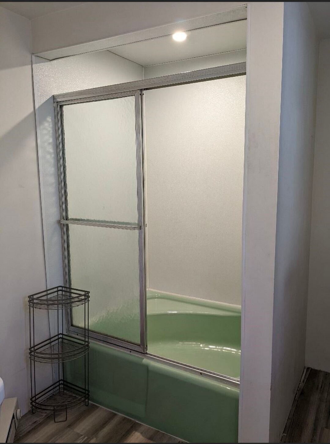 Garden tub w/ sitting area, shower, shelf - 23 Rexford St