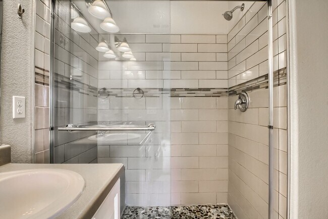 Building Photo - Beautiful 3 bedroom townhome in Central Pa...