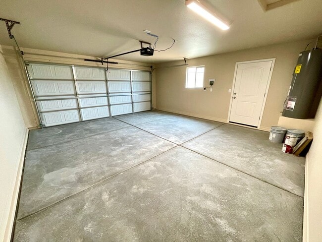Building Photo - Built in 2024, 3 bedroom, 2 bathroom home located in Golden Valley, AZ