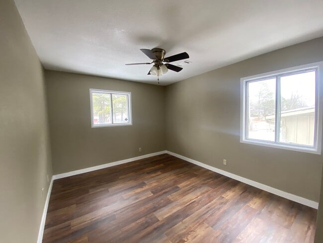 Building Photo - 733 Parkview St