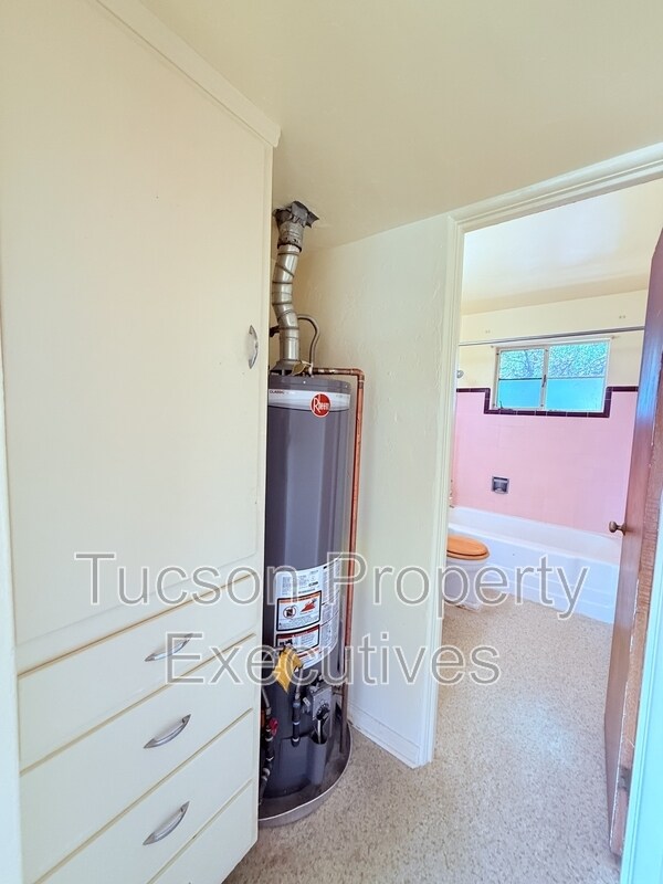 Building Photo - 2831 E Adams St