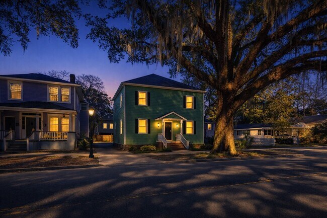 Building Photo - Stylish Upstairs 1BR in Historic District