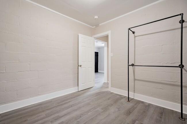 Building Photo - Charming Apartment Downtown Columbia - Hou...