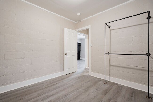 Building Photo - Charming Apartment Downtown Columbia - Housing Vouchers Accepted!