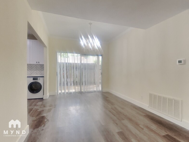 Building Photo - 2100 Tanglewilde St