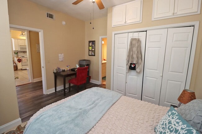 Building Photo - 4BR/2.5BA Urban Charm Meets Creative Energ...