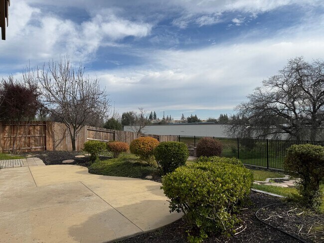 Building Photo - Private Cul-de-Sac Home in Gated Roseville Community with Views