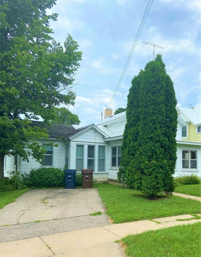 Building Photo - 5 bedroom single family home in great Vill...