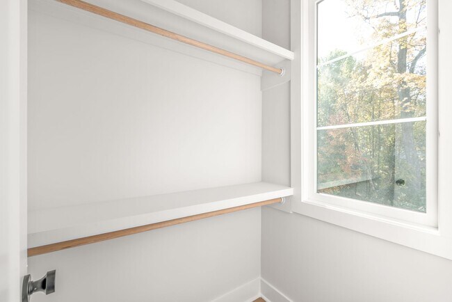 Building Photo - Modern Living in the Heart of Plaza Midwood!