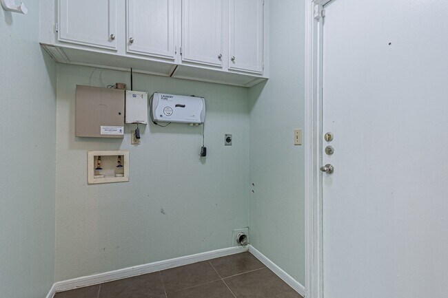Building Photo - Modern Design 3 Bedroom 2 Bath, 2 car Gara...