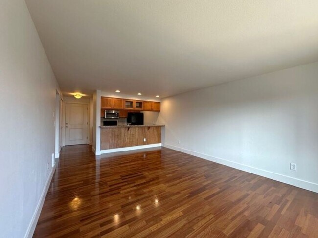 Building Photo - 1 bedroom top floor condo home in Stadium ...