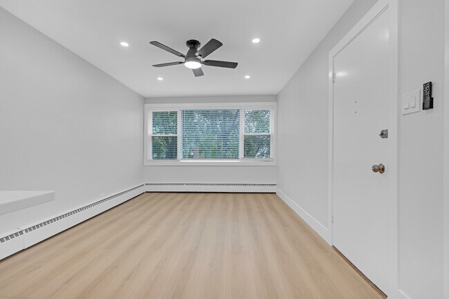 Building Photo - 2712 W Balmoral Ave