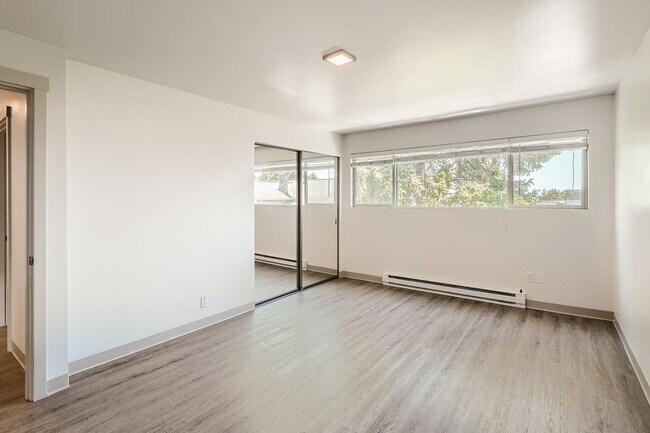 Building Photo - Second Floor 2bed/1bath Apartment in Green...