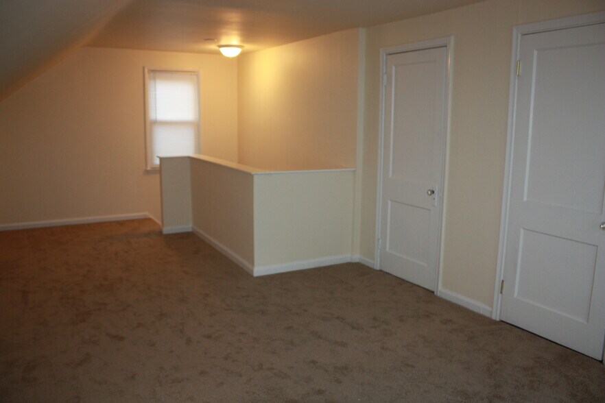 Building Photo - 1709 W Farnum Ave