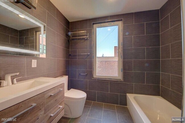 Building Photo - 2 br, 1 bath  - 763 Montgomery St