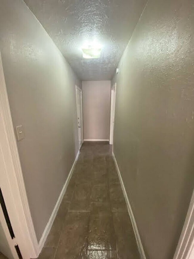 Building Photo - COME TOUR THIS NICE 2 BEDROOM 1 BATH DUPLE...