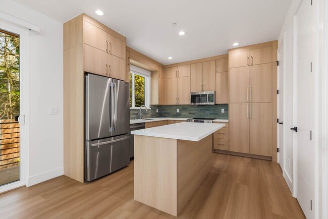 Building Photo - 106 6th St South