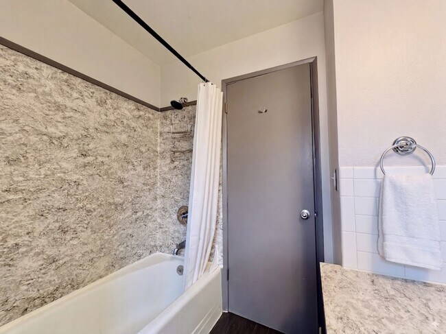 Building Photo - Spacious 2 Bedroom 1 Bathroom Unit Located in a Great Area Just a Few Blocks From The Hawthorne D...