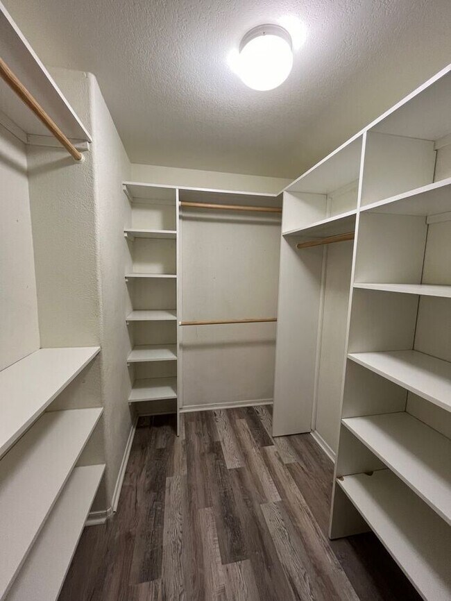 Building Photo - READY TO VIEW NOW! Spacious 3 Bed 2 Bath H...