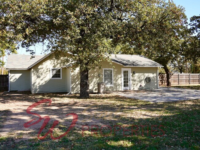 Building Photo - Good looking 3 bedroom 2 bath with huge yard!