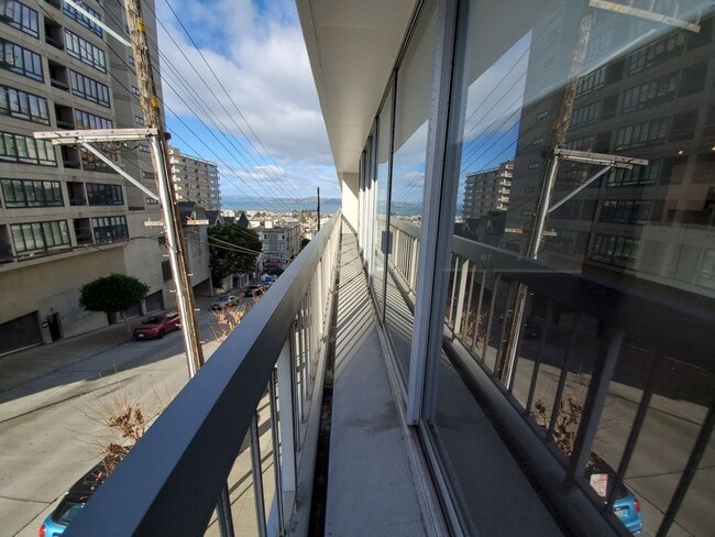 Building Photo - Renovated Pacific Heights 2x2 Condo with g...