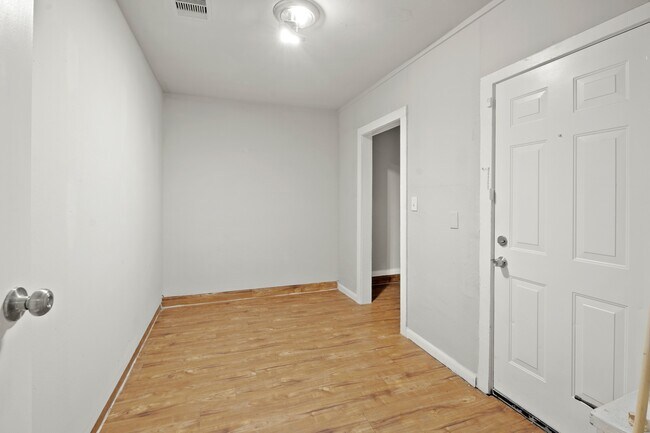 Building Photo - 728 22nd Ave N