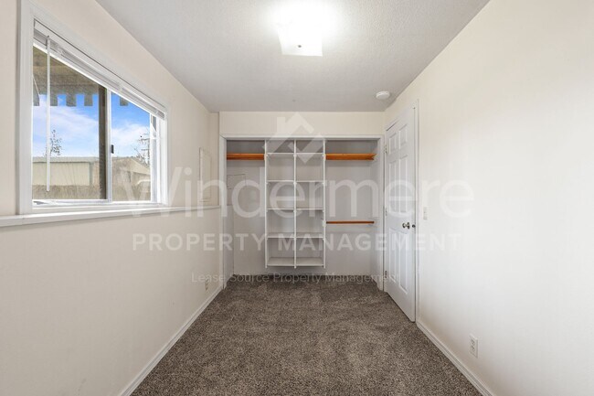 Building Photo - Beautiful Family Home ! Spring Special !! 50% Off first months rent.