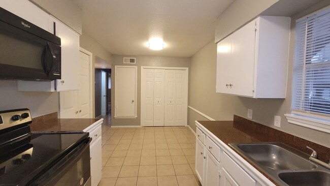 Building Photo - MOVE IN SPECIAL $500 OF THE FIRST MONTH RENT-Spacious 2 bedroom in Balcones Heights