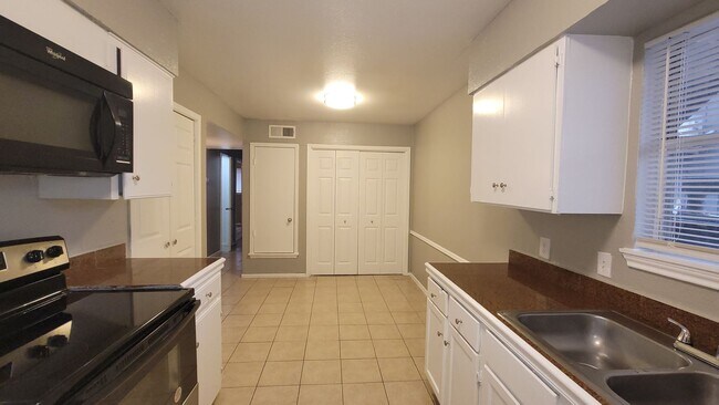 Building Photo - Spacious 2 bedroom in Balcones Heights