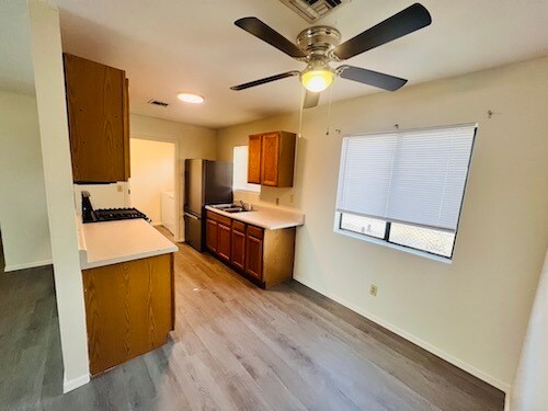 Building Photo - 826 E Waverly St