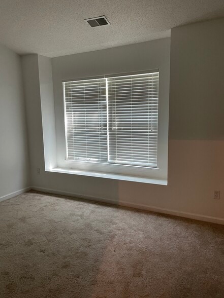 Building Photo - 8133 Shadow Oak Dr