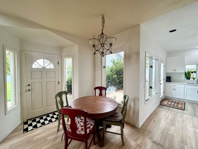 Building Photo - Spacious Beach House in South Oceanside