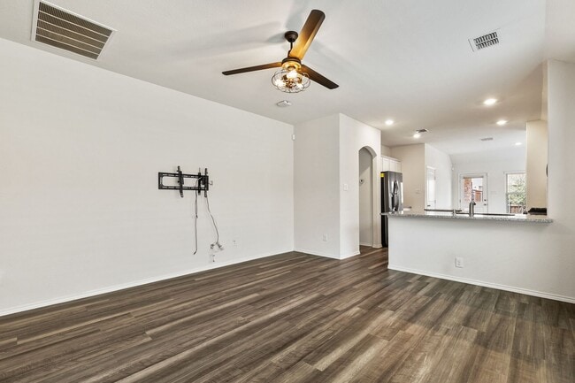 Building Photo - Great 4 Bdrm 2 Bath Home in Aubrey Tx