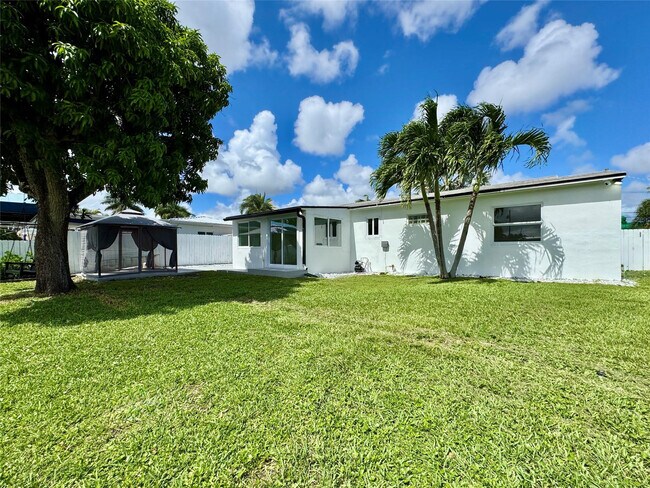 Building Photo - 1008 Mango Isle