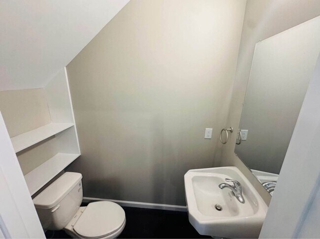 Building Photo - 2 bed, 1.5 bath Townhouse