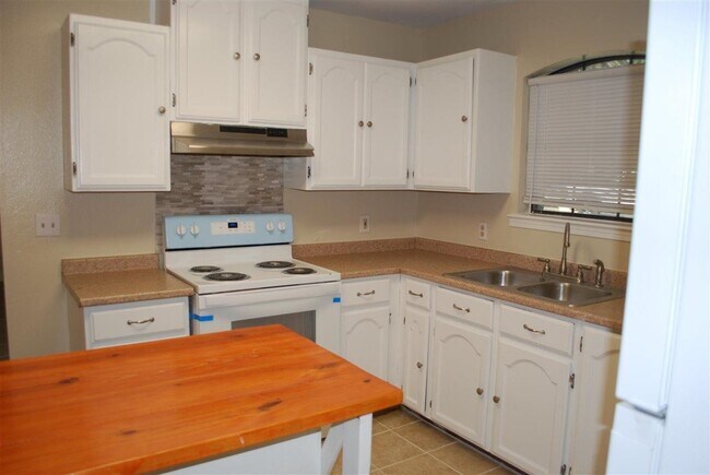 Building Photo - 10204 Comet Dr