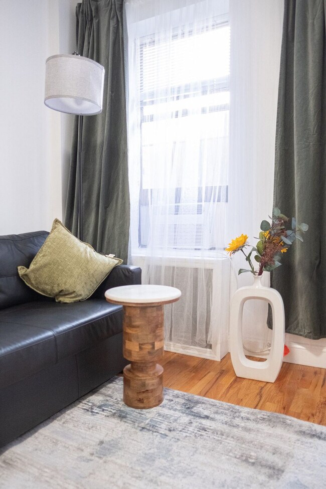 Building Photo - 305 E 95th St