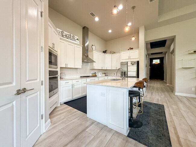Building Photo - Modern-Luxury 5/3 in Oakmont