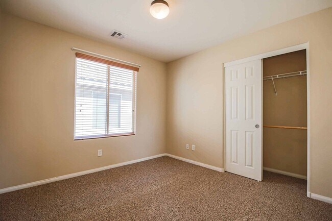 Building Photo - Luxurious Retreat in the Heart of Las Vegas