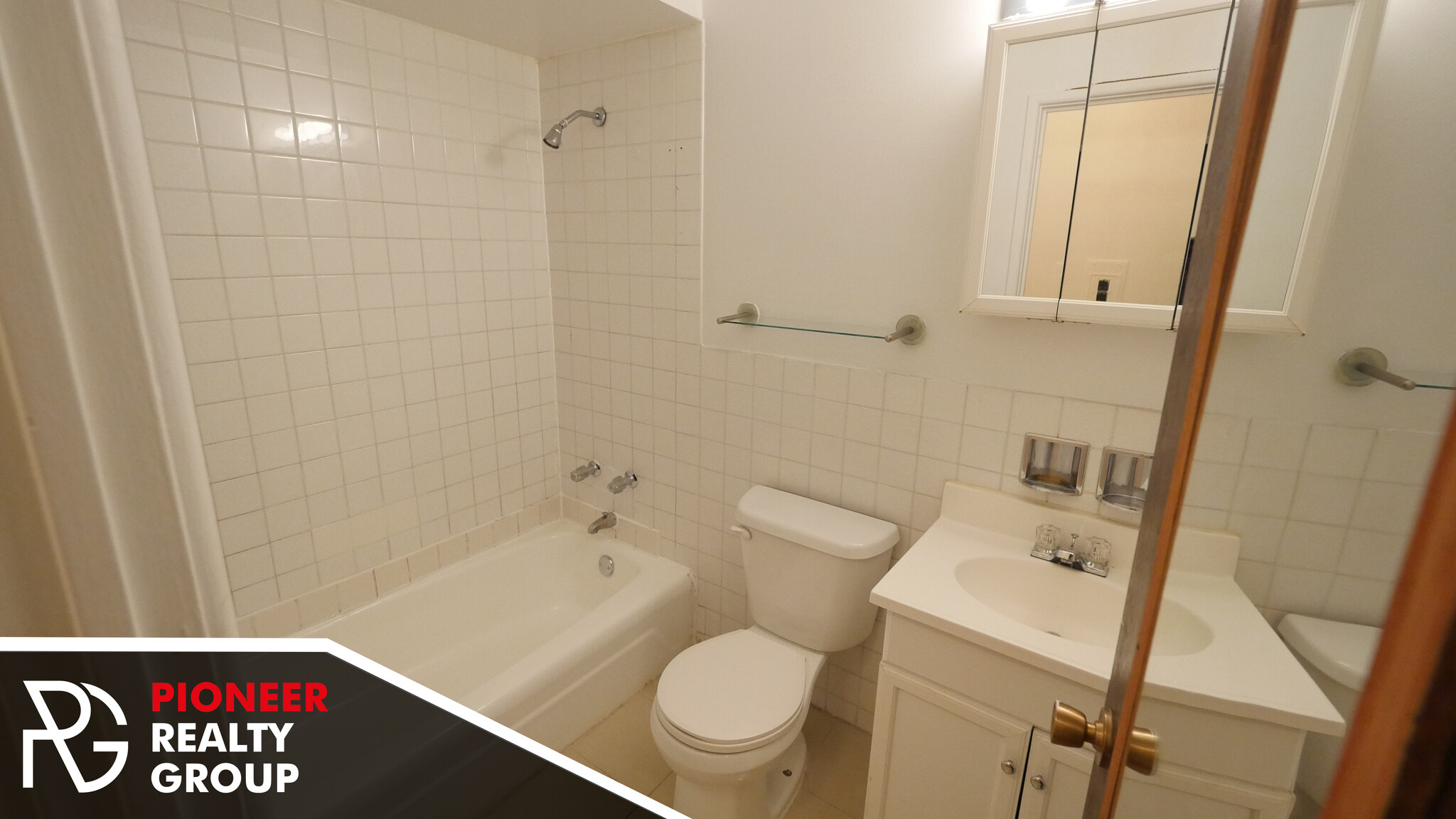 Building Photo - 524 W Oakdale Ave