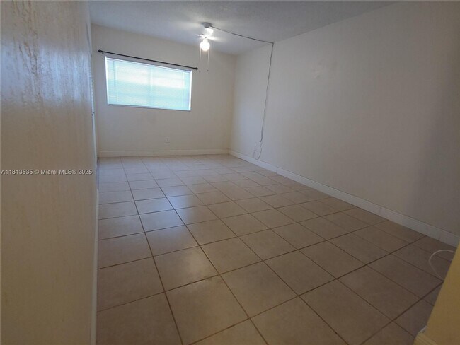 Building Photo - 1305 W 53rd St