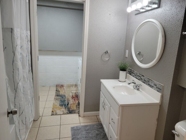 Building Photo - BEAUTIFUL UPDATED 3 BEDROOM 2 BATH HOUSE!