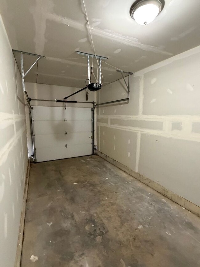 Building Photo - 3 bedroom 1.5 bath townhome - Bethany Schools