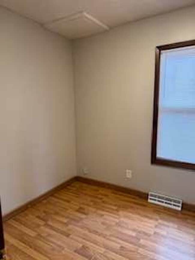 Building Photo - 3 Bedroom / 1 Bathroom Private Fenced Yard...