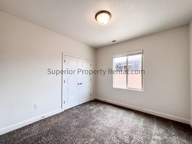 Building Photo - 4 bed, 2.5 bath home w/2 car garage